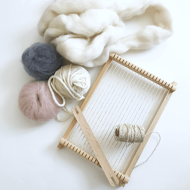 ウィービングの織り機と毛糸