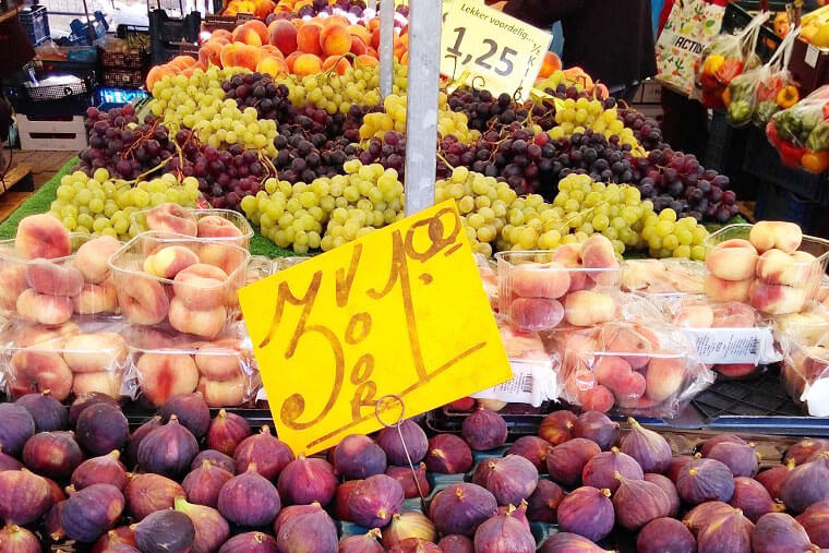 オランダのマーケットにフルーツが並んでいる様子