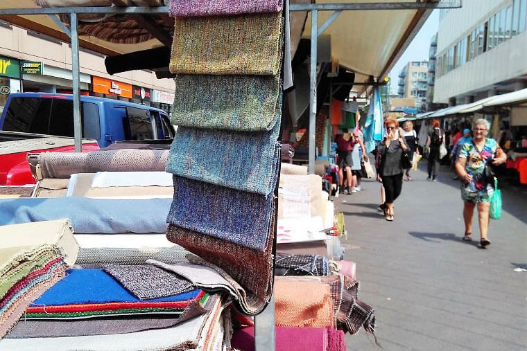 オランダのマーケットの手芸屋さんに布が並んでいる様子