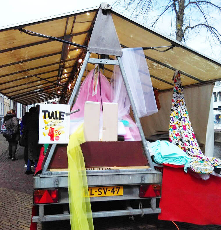 オランダで車に布が積まれて路上で売られている様子