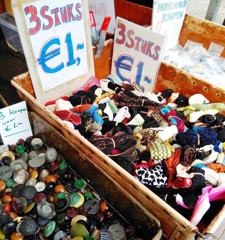 オランダでボタンやリボンなどの手芸用品が破格で売られている様子
