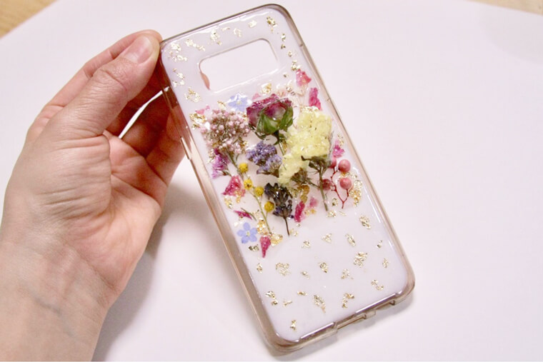 押し花とレジンの透明スマホケースの作り方 | Craftie Style