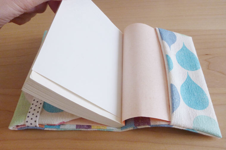 文庫本サイズの簡単ブックカバーの作り方 | Craftie Style