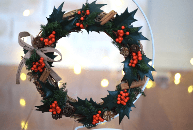柊とペッパーベリーのクリスマスリースの作り方 | Craftie Style