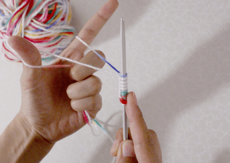 棒針編みのマフラー