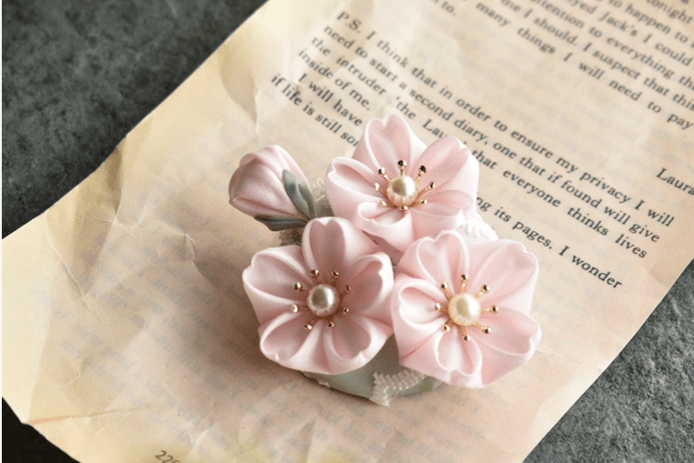 つまみ細工の桜ブローチの作り方 | Craftie Style