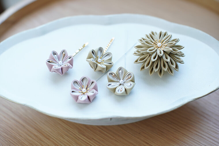 二重丸つまみのお花にパールが揺れる！つまみ細工のピアス | Craftie Style