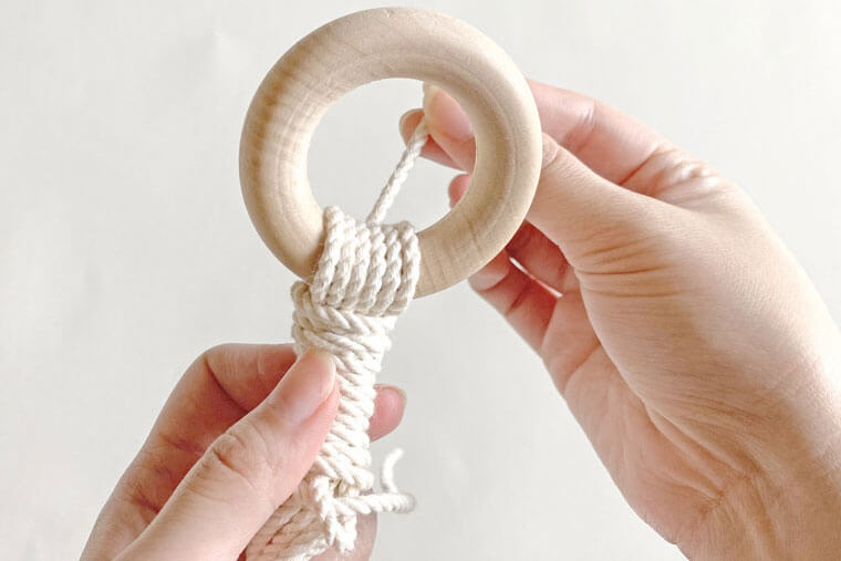 編んで結ぶ楽しさを マクラメの基本 平結び と人気アイテムの作り方 Craftie Style
